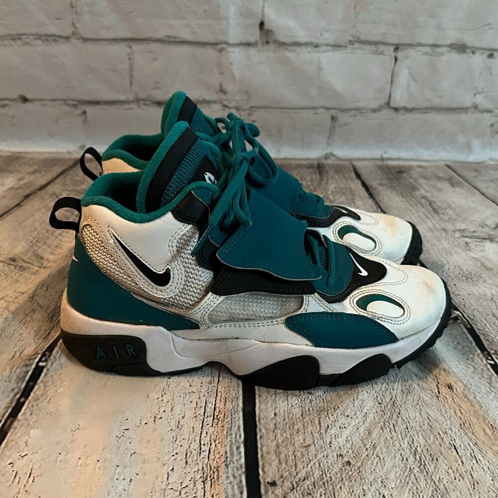 C22 Nike Air Speed Turf Youth White and Teal Sneakers, size Y6.5, Pre-owned